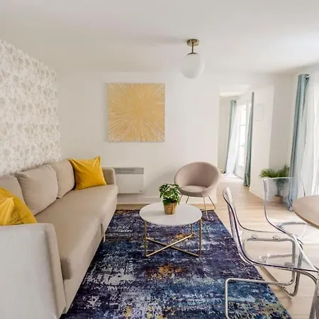 Cosy 3 Bedrooms & 2 Bathrooms - Louvre *