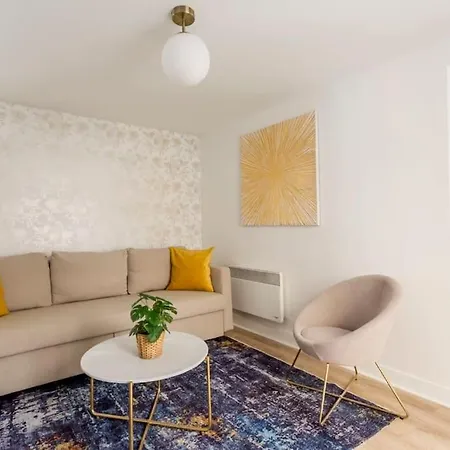 Cosy 3 Bedrooms & 2 Bathrooms - Louvre *