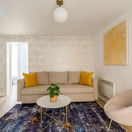 Cosy 3 Bedrooms & 2 Bathrooms - Louvre Apartment