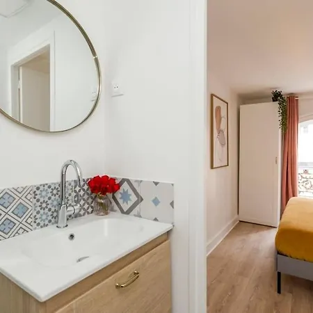 Cosy 3 Bedrooms & 2 Bathrooms - Louvre