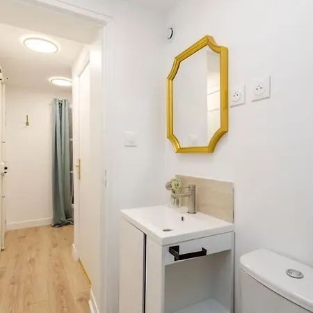 Cosy 3 Bedrooms & 2 Bathrooms - Louvre Apartment *
