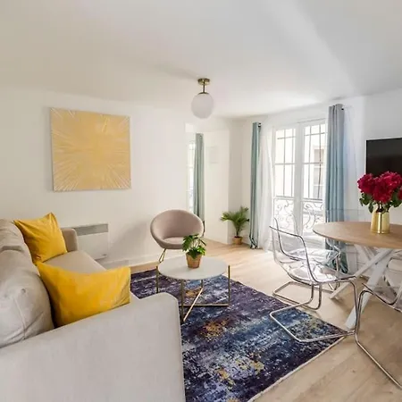 Cosy 3 Bedrooms & 2 Bathrooms - Louvre Apartment *