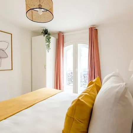 Cosy 3 Bedrooms & 2 Bathrooms - Louvre Apartment *