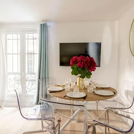 Cosy 3 Bedrooms & 2 Bathrooms - Louvre Apartment *