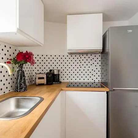 Cosy 3 Bedrooms & 2 Bathrooms - Louvre Apartment